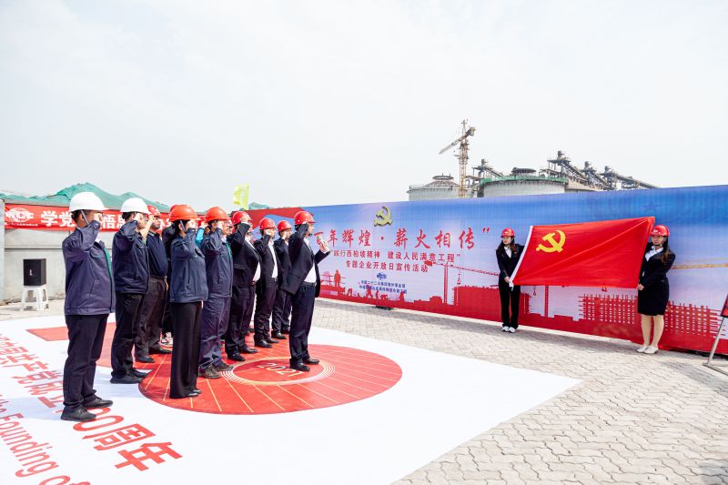 4.悟思想——與會(huì)黨員面向黨旗重溫入黨誓詞,并為“黨員先鋒隊(duì)”“黨員突擊隊(duì)”授旗