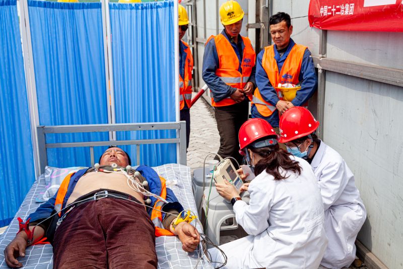 5.辦實(shí)事——邀請(qǐng)?zhí)粕蕉贬t(yī)院醫(yī)務(wù)工作者為施工作業(yè)人員進(jìn)行全面體檢